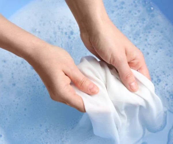 وداعاً للعفن.. دليلك لتنظيف الملابس البيضاء