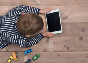 الشاشات ونطق الأطفال.. هل تسرق الكلمات من أفواههم؟