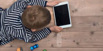 الشاشات ونطق الأطفال.. هل تسرق الكلمات من أفواههم؟