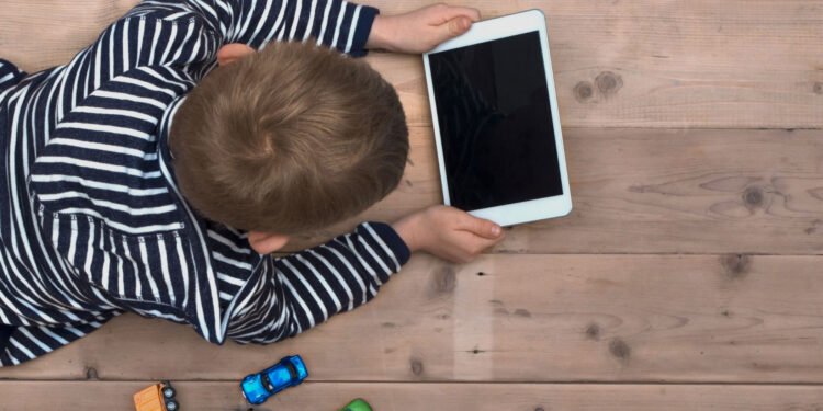 الشاشات ونطق الأطفال.. هل تسرق الكلمات من أفواههم؟