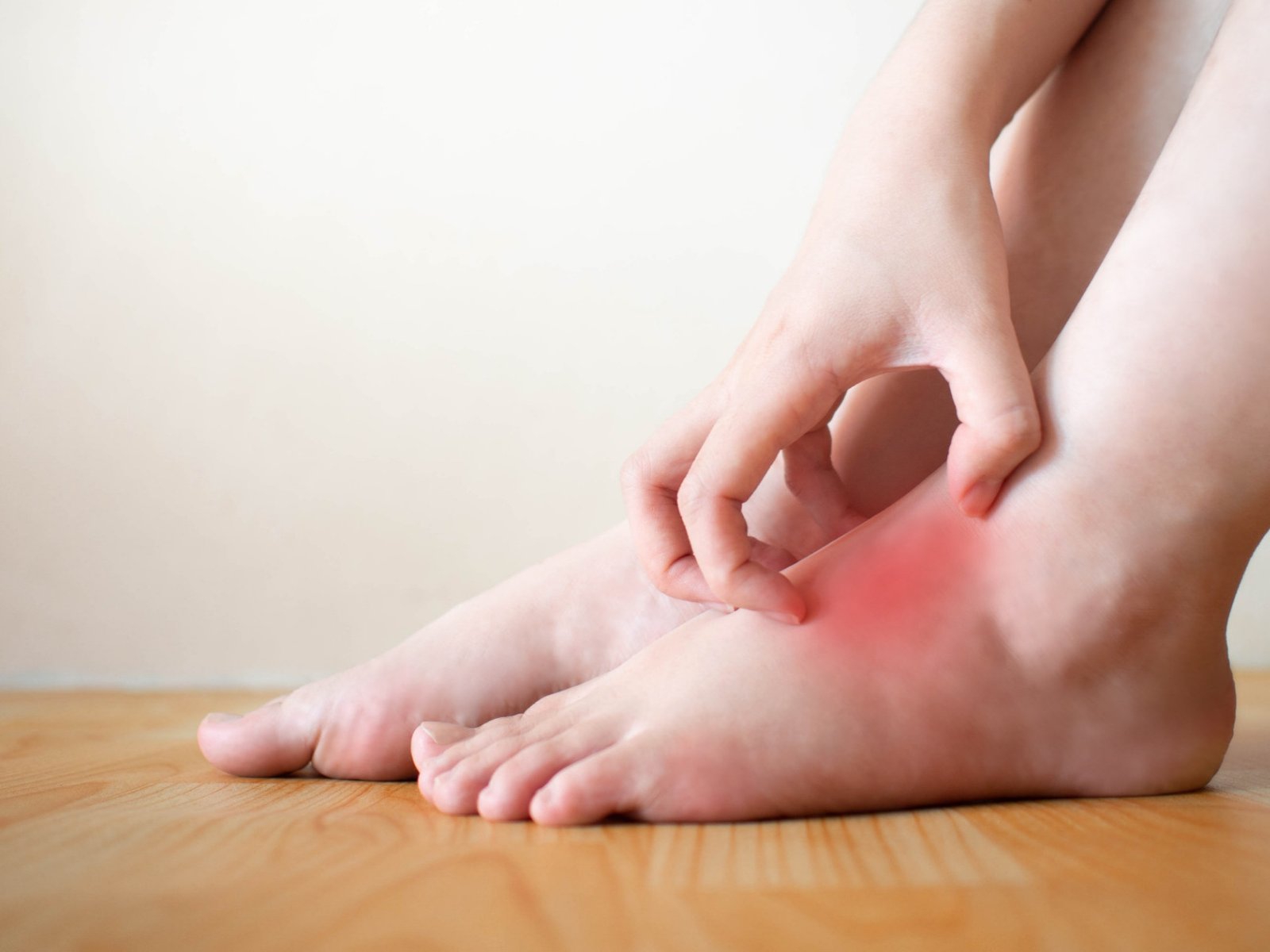 متى تشير حكة القدمين إلى فشل كلوي؟.. أسباب الحكة المستمرة