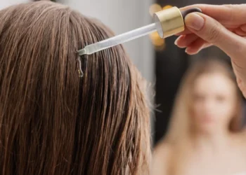 بديل السيروم.. زيت اللوز لتنعيم الشعر وتسهيل التصفيف