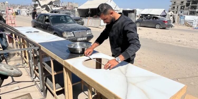 حكايات من واقع المعاناة.. صمود “صنايعية غزة” يتحدى الاحتلال