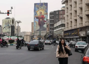 ترامب يلوّح بالحرب ويتراجع مؤقتًا ودول الخليج تدفع نحو التهدئة مع إيران