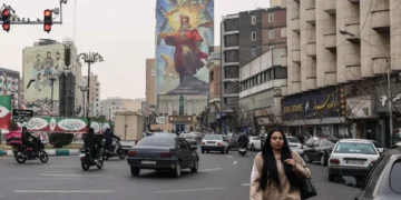 ترامب يلوّح بالحرب ويتراجع مؤقتًا ودول الخليج تدفع نحو التهدئة مع إيران