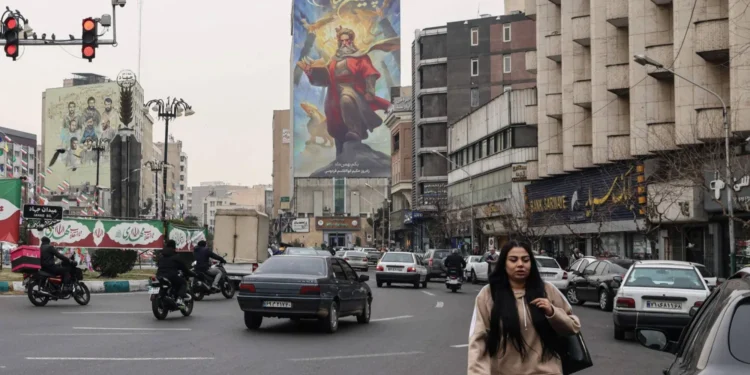 ترامب يلوّح بالحرب ويتراجع مؤقتًا ودول الخليج تدفع نحو التهدئة مع إيران