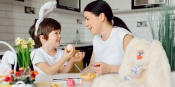 كيف تحول الأسئلة المحرجة لطفلك إلى جسور لبناء الثقة؟
