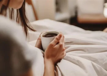 القهوة على الريق.. مخاطر معوية وحلول وقائية