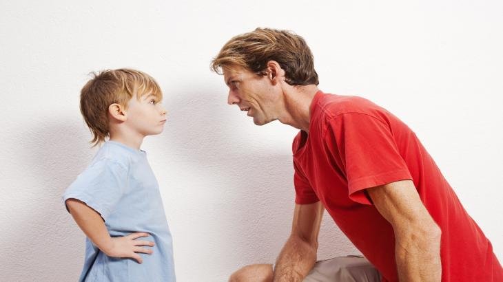 كيف تحول الأسئلة المحرجة لطفلك إلى جسور لبناء الثقة؟