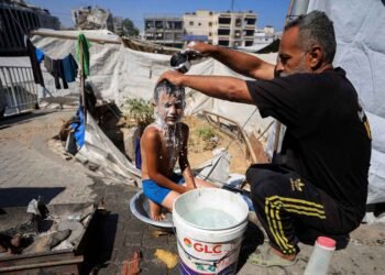 غزة بلا كهرباء.. نار الصيف تهدد حياة آلاف النازحين