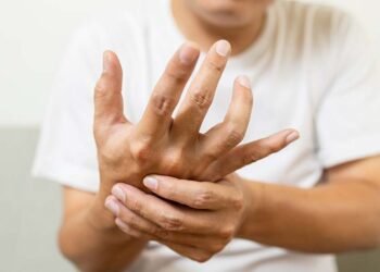 5 أعراض لنقص فيتامين B12 تظهر على أصابع اليدين