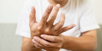 5 أعراض لنقص فيتامين B12 تظهر على أصابع اليدين