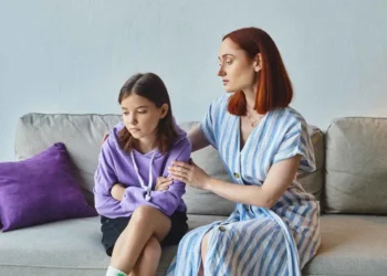 لغة الصمت لدى المراهقين.. متى تكون طبيعية ومتى تصبح جرس إنذار؟