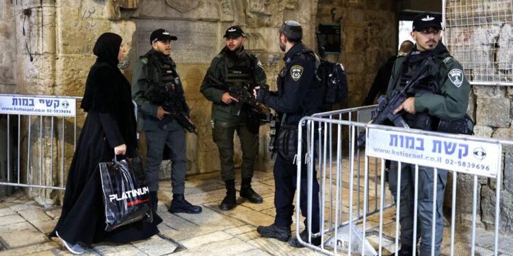 تهجير تدريجي.. خبراء يكشفون خطورة «فخ» بوابات القدس