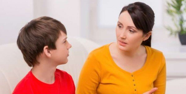 كيف تحول الأسئلة المحرجة لطفلك إلى جسور لبناء الثقة؟