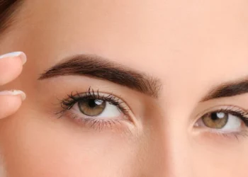 كيفية تكثيف الحواجب وإعادة إحياء البصيلات بطرق طبيعية