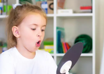 تأخر نطق الطفل.. أخطاء شائعة وطرق العلاج