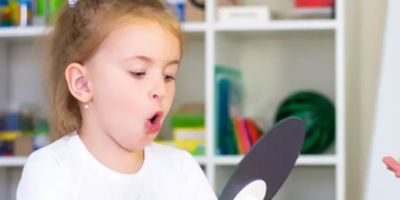 تأخر نطق الطفل.. أخطاء شائعة وطرق العلاج