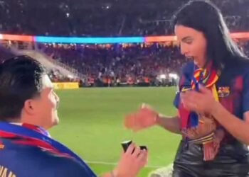 ليلة الكلاسيكو الرومانسية.. عرض زواج يبهر الجميع بعد فوز برشلونة