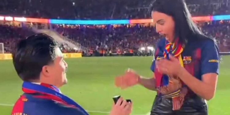 ليلة الكلاسيكو الرومانسية.. عرض زواج يبهر الجميع بعد فوز برشلونة