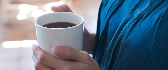 القهوة على الريق.. مخاطر معوية وحلول وقائية