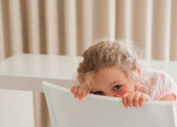 الفرق بين الخجل الطبيعي والقلق الاجتماعي لدى الأطفال