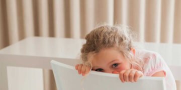 الفرق بين الخجل الطبيعي والقلق الاجتماعي لدى الأطفال
