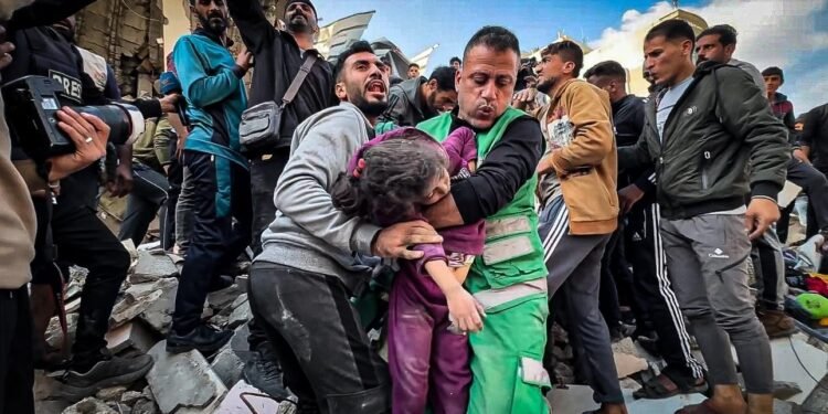 قصف ونسف.. مشاهد دموية تعمق الأزمة الإنسانية في غزة