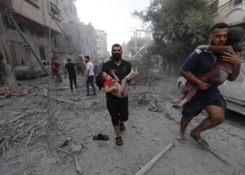 غارات ونسف منازل.. الاحتلال يقوض اتفاق وقف إطلاق النار في غزة