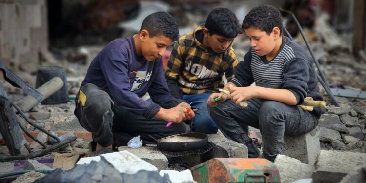 قبل العيد.. نقص الوقود يفاقم الأوضاع المعيشية لأكثر من 2.4 مليون فلسطيني