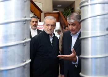 برلمان إيران يلوح بتخصيب اليورانيوم لمستوى الأسلحة إذا استؤنف النزاع