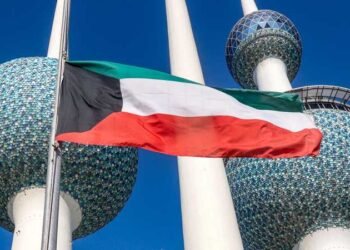 الكويت ترفع الطوارئ وتعطل الملاحة بعد استهداف مطارها الدولي