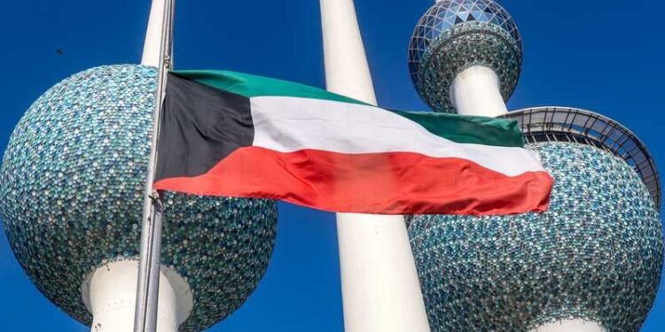 الكويت ترفع الطوارئ وتعطل الملاحة بعد استهداف مطارها الدولي