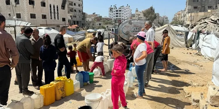 فلسطينيون يواجهون العطش.. أزمة المياه في غزة تنذر بكارثة إنسانية