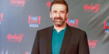 كريم عبد العزيز يعلن بدء تحضيرات الفيل الأزرق 3.. من هي البطلة؟