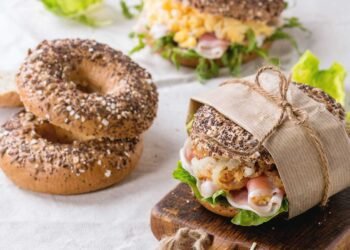 خبز البيغل بالقمح الكامل.. خيارك الصحي والمثالي بخطوات منزلية سهلة