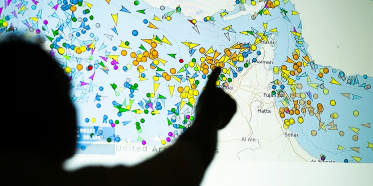 مضيق هرمز يُظهر أولى علامات التعافي رغم استمرار بطء حركة الملاحة