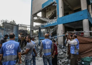 فصل 70 موظفاً في غزة.. هل تراجعت الأونروا عن معايير العدالة؟