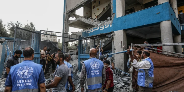 فصل 70 موظفاً في غزة.. هل تراجعت الأونروا عن معايير العدالة؟