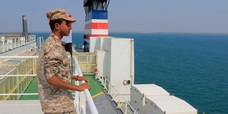 الحوثيون يشعلون البحر الأحمر.. تهديدات الملاحة توسع دائرة التصعيد الإقليمي