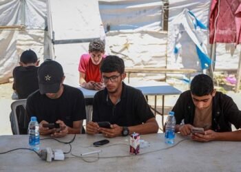 الكهرباء والإنترنت.. كابوس يهدد أحلام طلبة الثانوية العامة في غزة