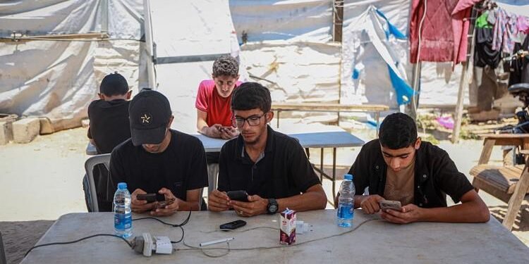 الكهرباء والإنترنت.. كابوس يهدد أحلام طلبة الثانوية العامة في غزة