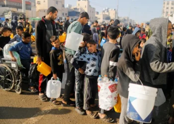 طوابير العطش.. أطفال غزة يدفعون ثمن أزمة المياه