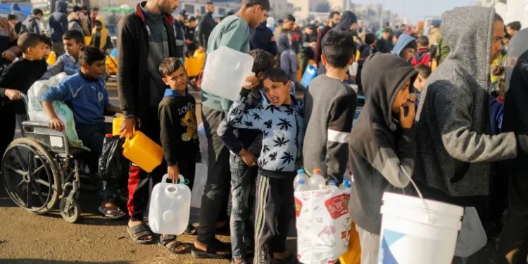 طوابير العطش.. أطفال غزة يدفعون ثمن أزمة المياه