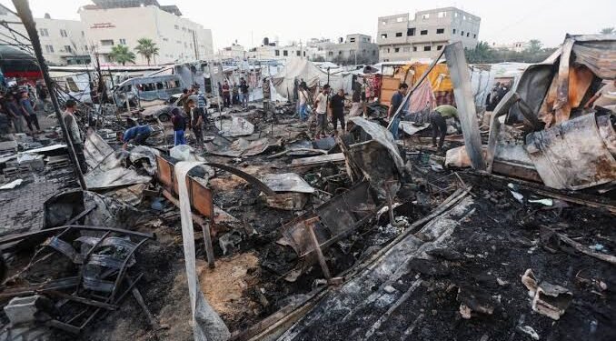 من قلب الركام.. شهادات نازحين توثق مأساة الحرائق في مخيمات المواصي