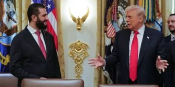 الشرع يبدد مخاوف التدخل العسكري في لبنان: نراهن على الاقتصاد لا السلاح