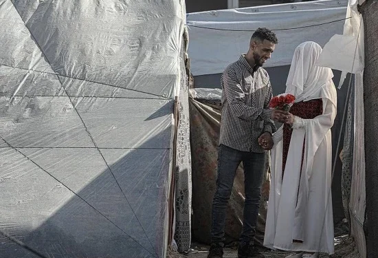 زواج في الخيام.. كيف أثرت أزمة السكن على مستقبل الأسر الفلسطينية؟