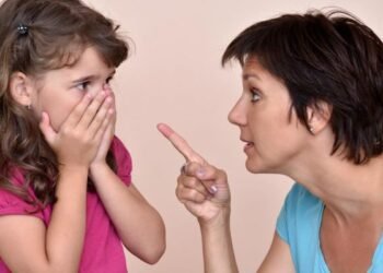 الابتزاز العاطفي للأطفال.. كيف ندمر شخصية الأبناء بأخطر سلاح خفي؟