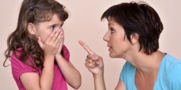 الابتزاز العاطفي للأطفال.. كيف ندمر شخصية الأبناء بأخطر سلاح خفي؟