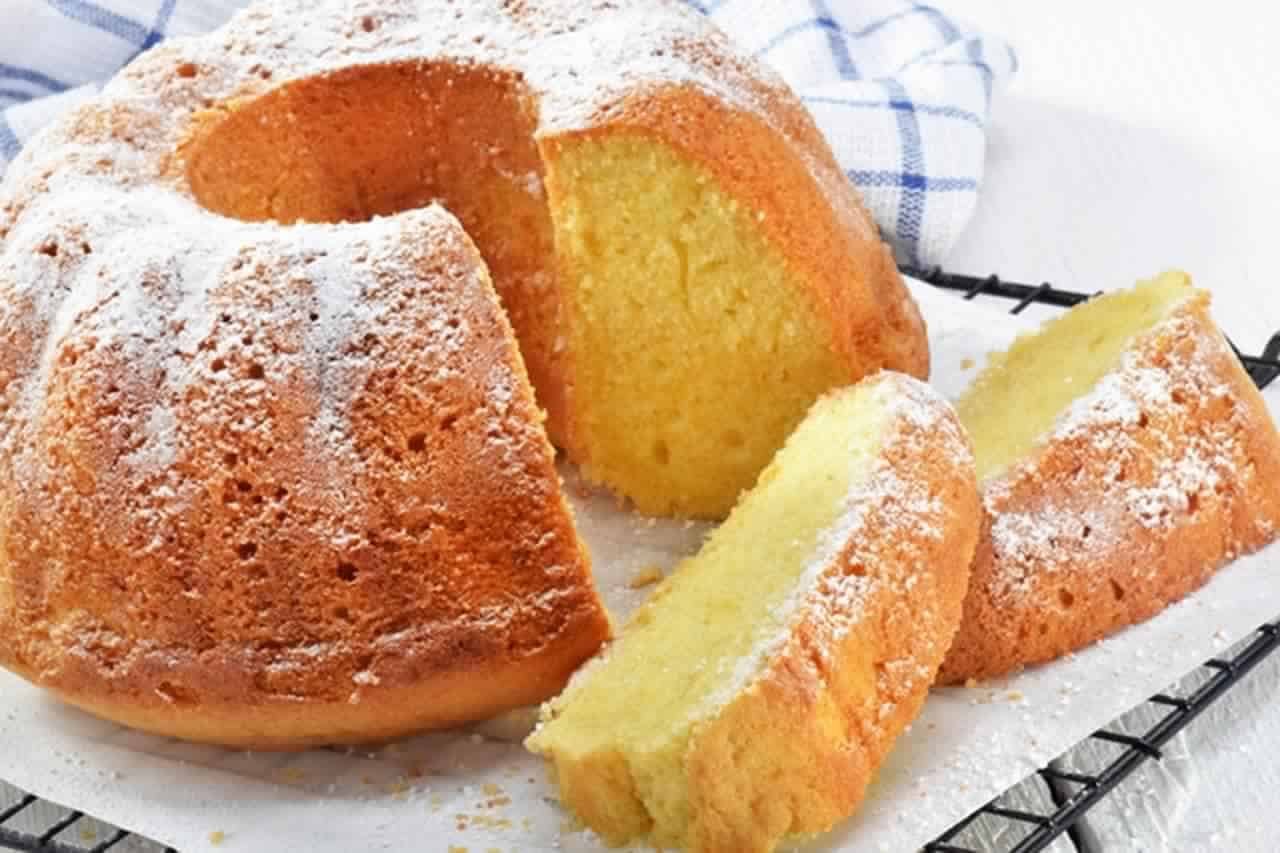 طريقة تحضير كيكة الزبادي الهشة والخفيفة في دقائق 